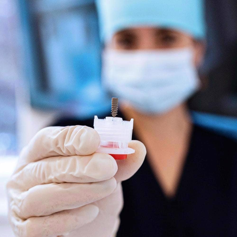 interventie implant dentar